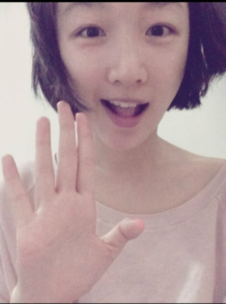 周冬雨清纯短发照