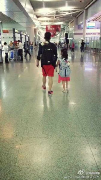 黄磊牵多妹回家