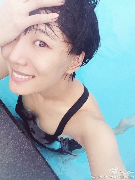 王珞丹晒短发泳衣照
