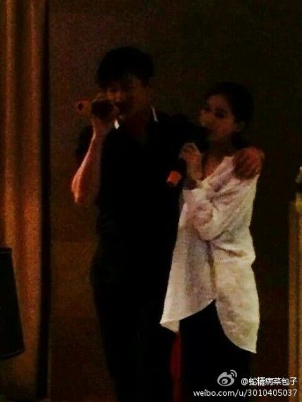 吴奇隆刘诗诗亲密搂肩唱歌
