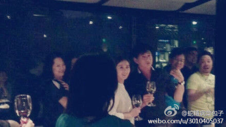 吴奇隆刘诗诗和友人喝酒