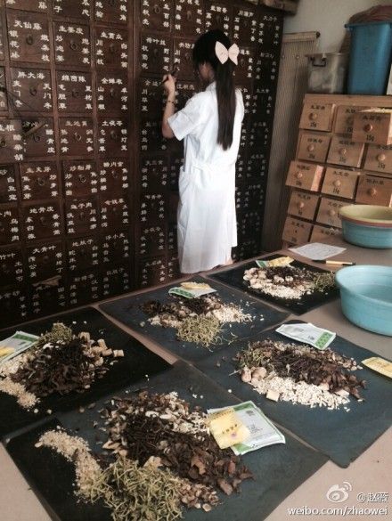 赵薇晒抓药妹纸美丽背影