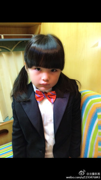 王诗龄西装领结耍酷