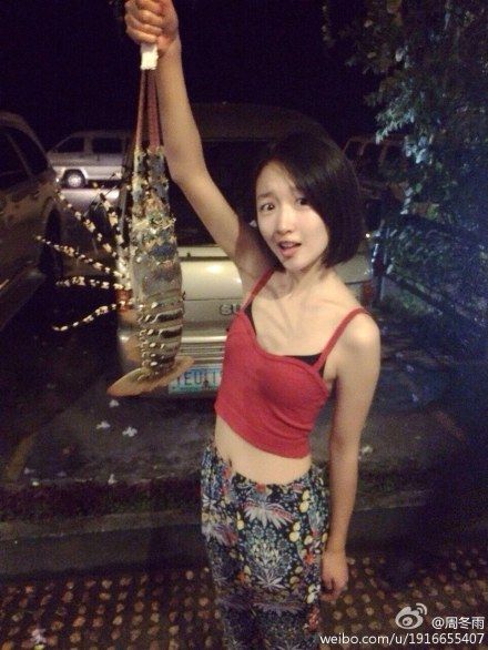 周冬雨女汉子抓龙虾