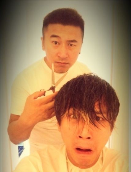 邓超一脸惊恐地剪头发