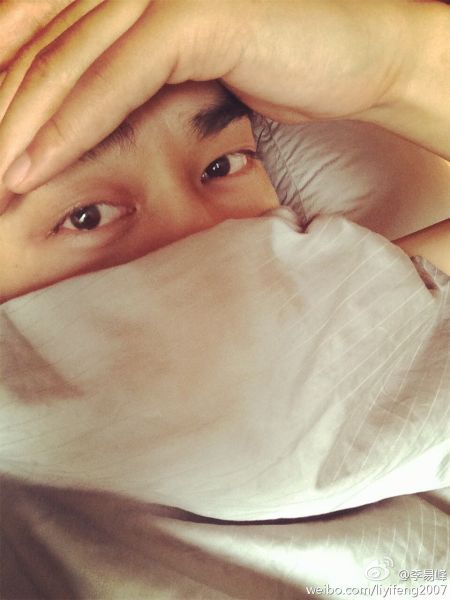 李易峰素颜床照