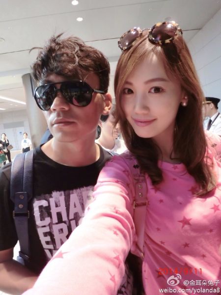 王宝强宝宝耍酷妻子美艳