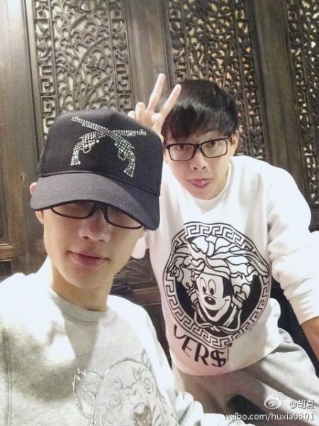 许嵩和胡夏(右)