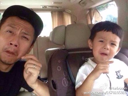 邓超和儿子神同步做鬼脸