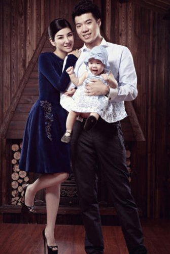 黄奕黄毅清和女儿昔日合影（资料图）