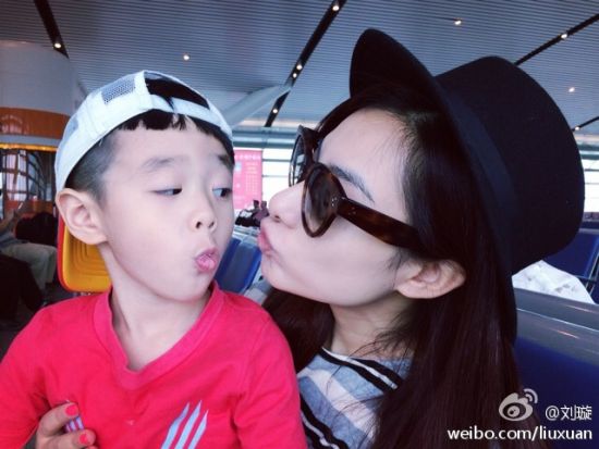 刘璇和杨阳洋亲密玩耍