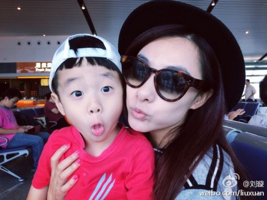 杨阳洋瞪大眼睛卖萌