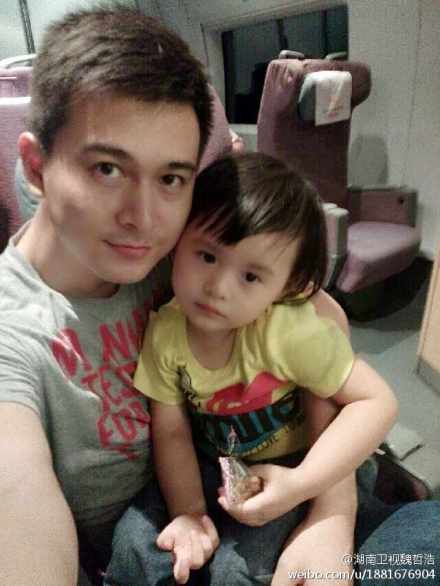 湖南卫视主播魏哲浩晒爱女萌照