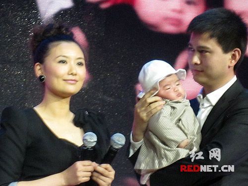 2011年，魏哲浩和妻子YOYO为女儿办百日宴(资料图)