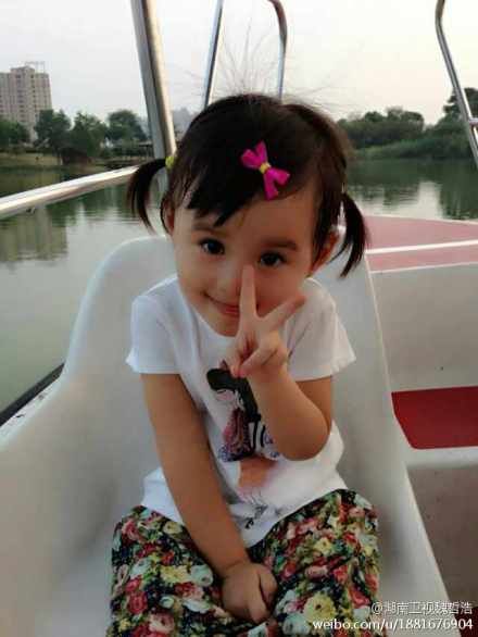 湖南卫视主播魏哲浩爱女彤彤十分可爱