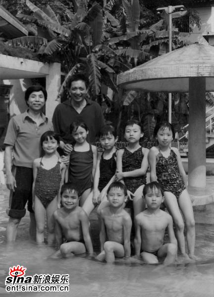 1987年春，重庆，第一次学游泳，前排（中）田亮，后排（左一）徐贵禄教练