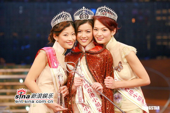 冠军陈茵媺(中)，亚军周家蔚(左)，季军吕慧仪