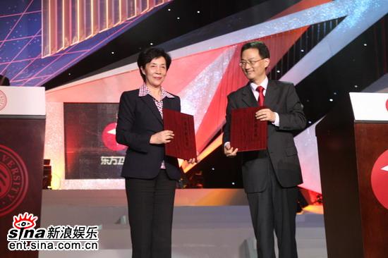 北京大学新闻学院常务副院长徐鸿)左)与东方卫视总经理徐威展示协议书