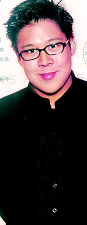 霍启刚自从恋上郭晶晶后，一改过往爱泡夜店的嗜好。