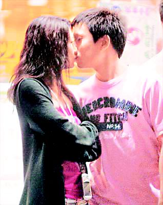 2004年11月，黄缵嘉与前香港有线电视主持欧绮霞当街激吻。