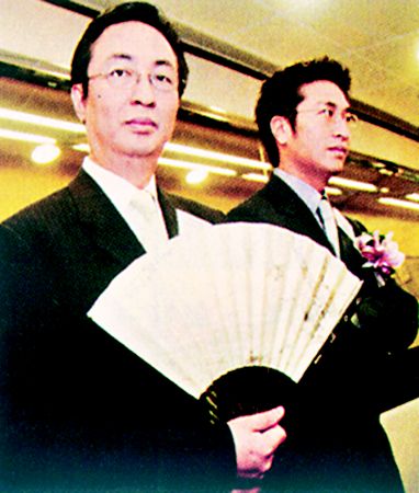 李家杰对传统的中国艺术的兴趣非常浓厚，更会不时手持中国扇出席公司活动，一副文质彬彬的公子模样。