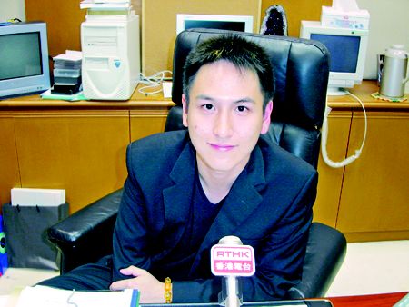 汤珈铖在父亲去世后，接管汤臣集团。