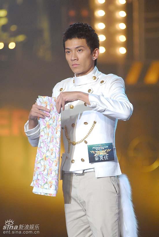 秦炎仕大变撕纸魔术