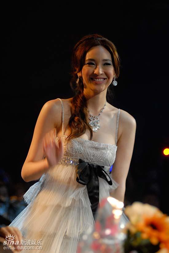 图文:好男评委吴佩慈纯白低胸礼服 性感又可爱