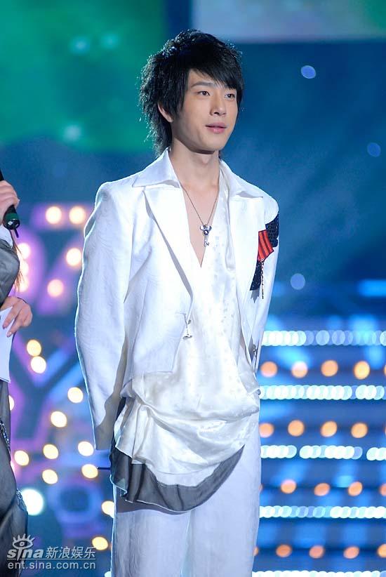 图文好男儿8进63号选手井柏然身穿白色西服