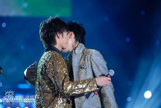 图文:好男儿8进6--李易峰与乔任梁依依不舍