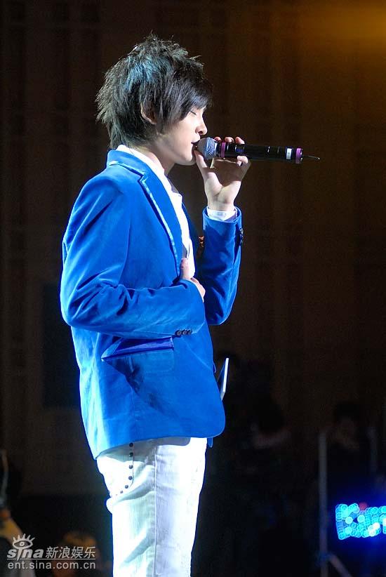 图文:好男儿8进6--选手付辛博闭眼演唱迷人