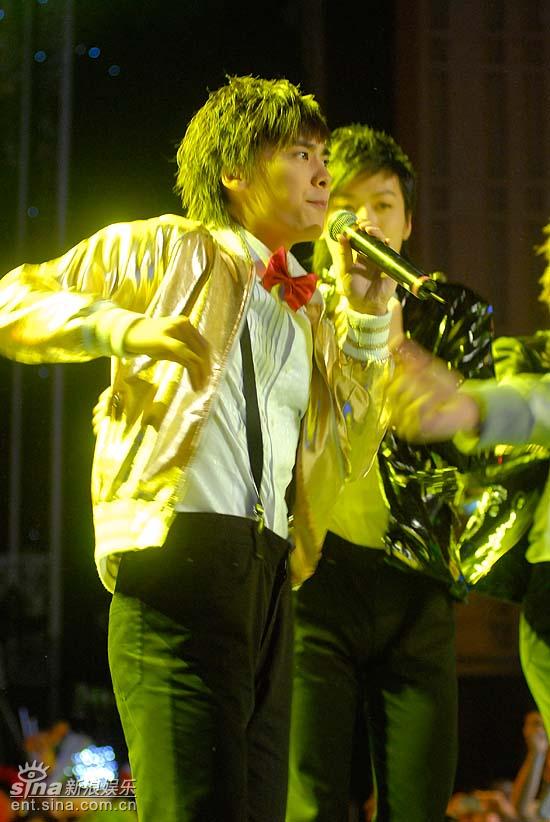 图文好男儿8进6好男李易峰穿金色外套