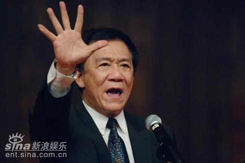 图文:侯耀文06年7月在西安笑星相声晚会上表演