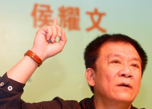 图文:侯耀文06年说"侯跃文不是我的名字"