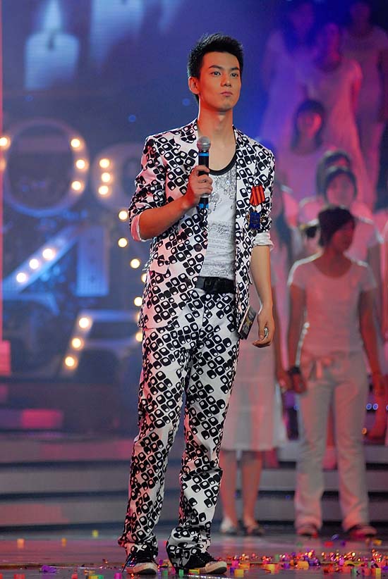 图文:好男儿8进6--选手张殿菲穿黑白风格西装