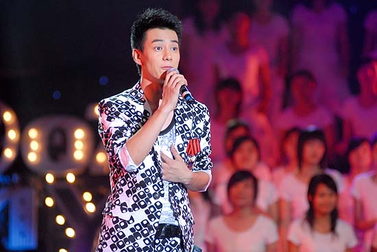 图文:好男儿8进6--选手张殿菲表情搞笑