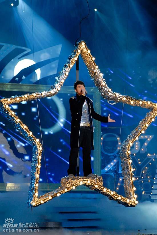 图文好男儿8进6选手扎西顿珠出场方式特别