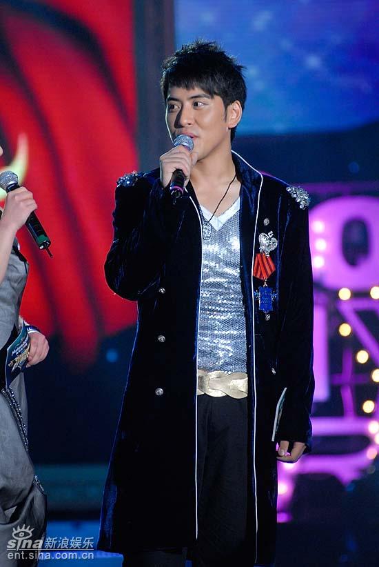 图文:好男儿8进6--选手扎西顿珠表情可爱