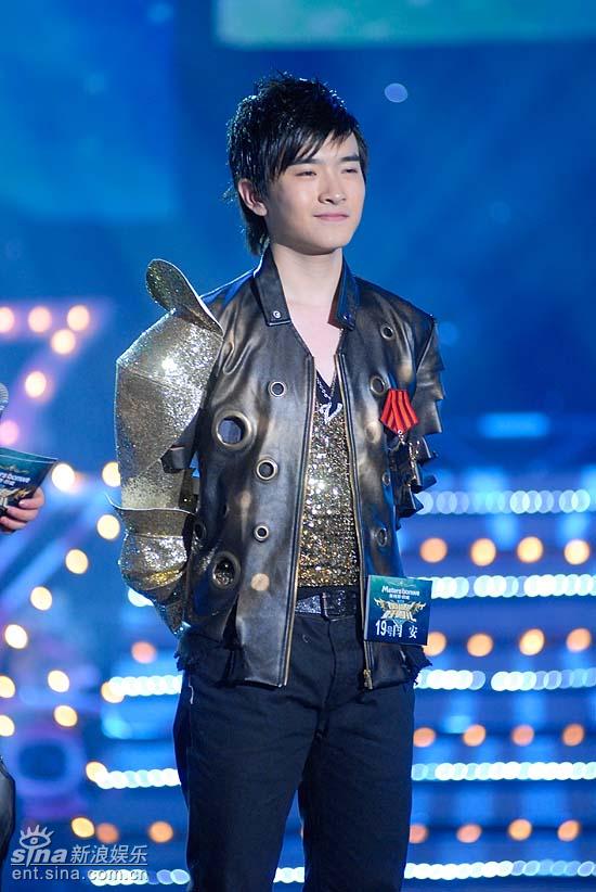 图文好男儿8进619号选手闫安微笑等待结果