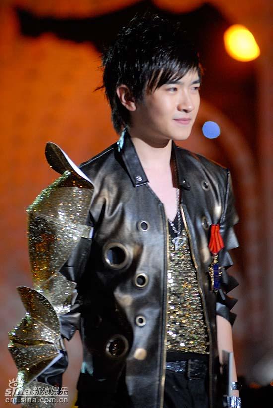 图文:好男儿8进6--选手闫安侧头露感人微笑