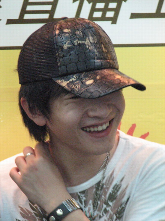 图文:好男待定选手聊天--闫安