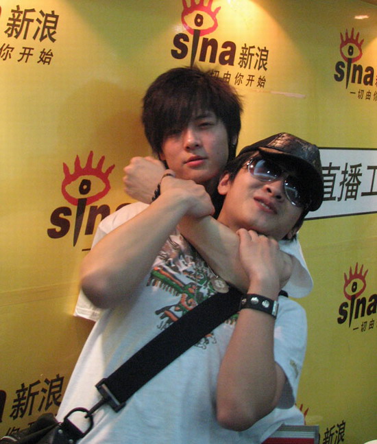 图文:好男待定选手聊天--付辛博与闫安打闹