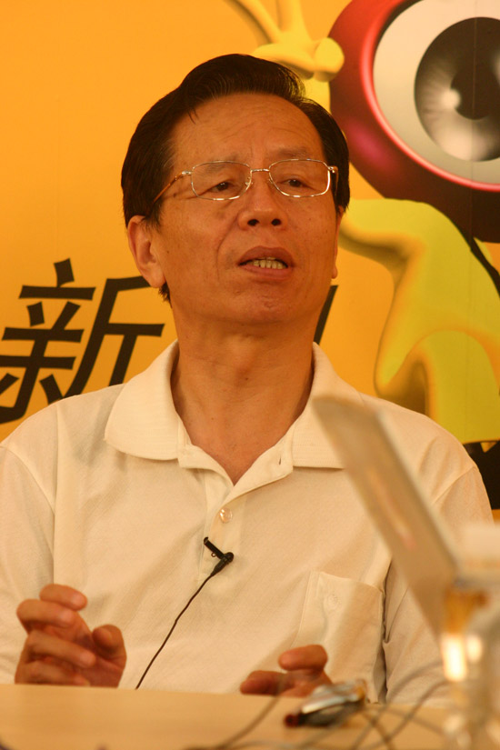 图文:崔琦黄阿原做客--崔琦称侯是相声天才