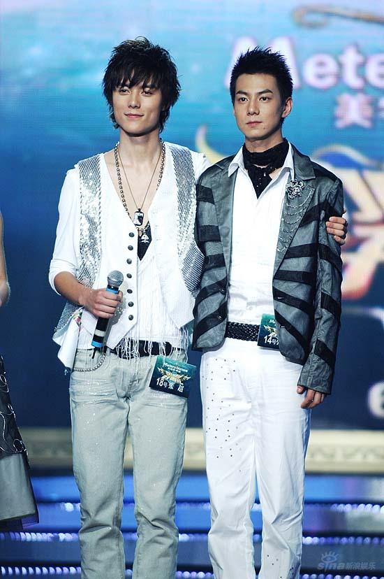 图文:好男儿6进5比赛--张超和张殿菲并肩而立