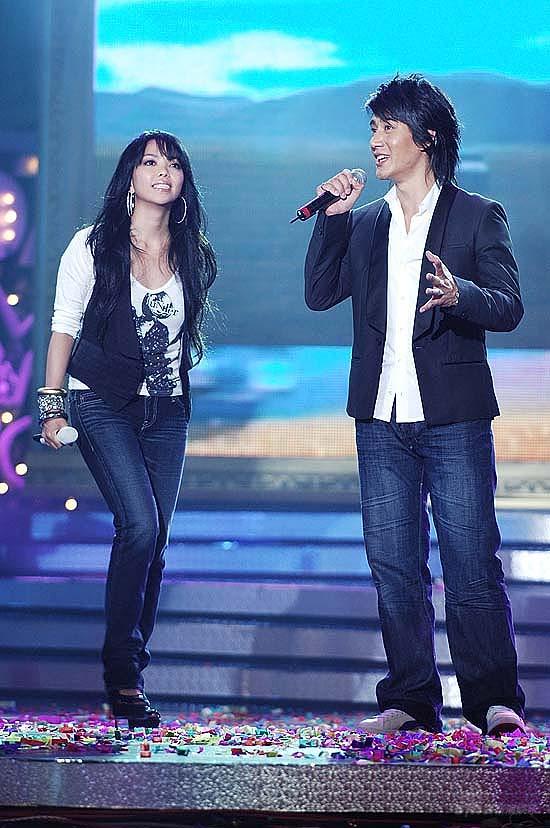 图文:好男儿6进5比赛--张惠妹蒲巴甲深情对唱