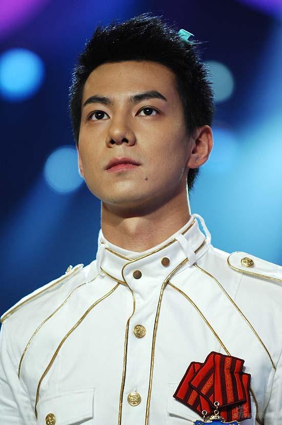 图文:好男儿6进5比赛-张殿菲安静等待短信票数