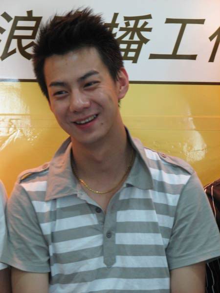 图文:好男6强做客聊天--张殿菲笑容憨厚可爱