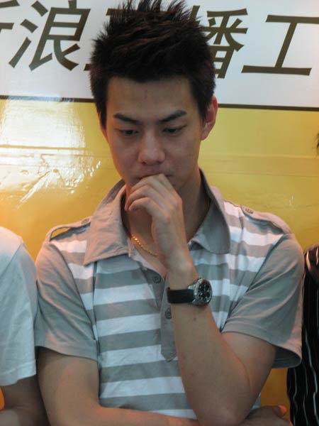 图文:好男6强做客聊天--张殿菲嘴要指头思索