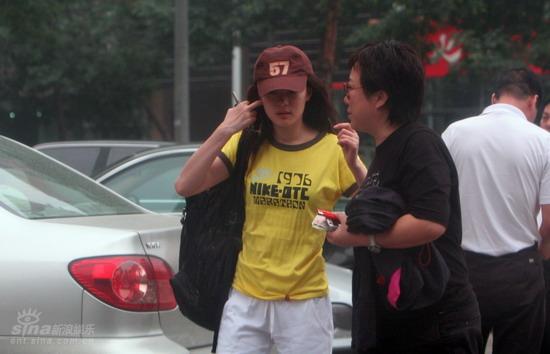 图文:孙俪变身邓超家庭主妇--与经纪人商谈着