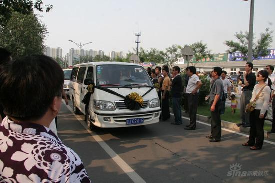 组图侯耀文灵柩被抬出灵堂灵车驶往火化场